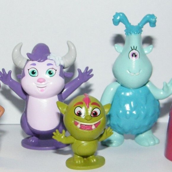 Nella the Princess Knight Party Favors Set of 14 with 12 Figures and 2 UniRings - Picture 5 of 7